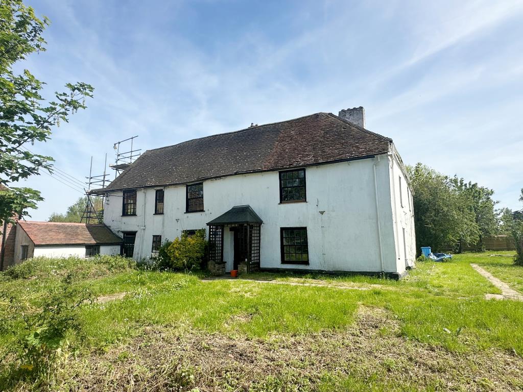 Lot: 98 - SUBSTANTIAL PERIOD HOUSE AND COACH HOUSE ON LARGE PLOT WITH POTENTIAL - View of period property from road side